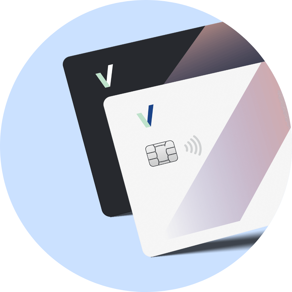 Juoda ir balta Pervesk VISA debetinės kortelės šviesiai mėlyname fone.